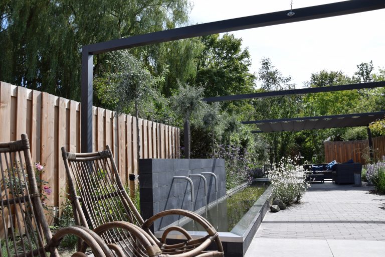 Idee voor lange smalle tuin met pergola.