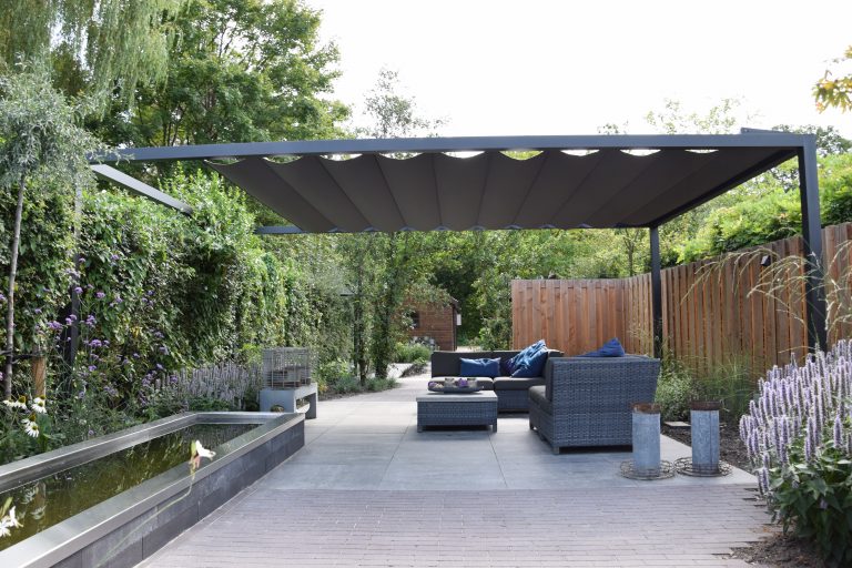 Smalle tuin | pergola met schaduwdoek