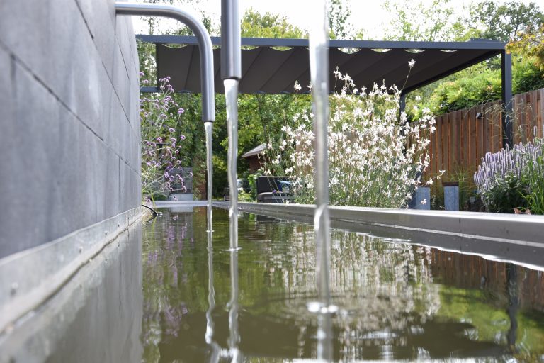 Smalle tuin met kleine lange vijver.