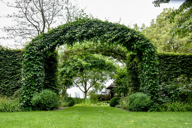 Tuinaanleg ontwerp met bogen in klassieke tuin.