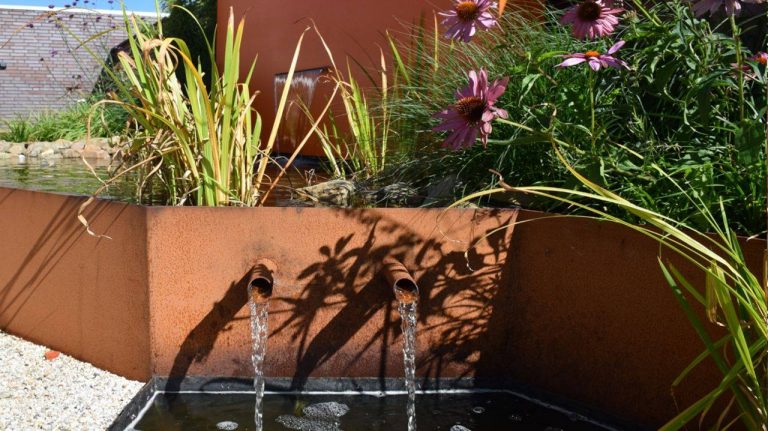 Moderne tuin met vijver met cortenstalen rand.