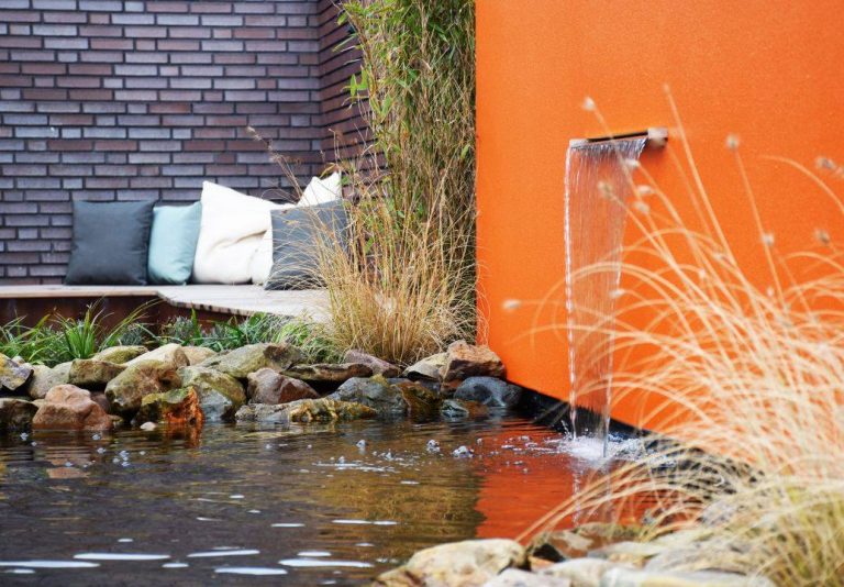 Moderne tuin met vijver en fontein.