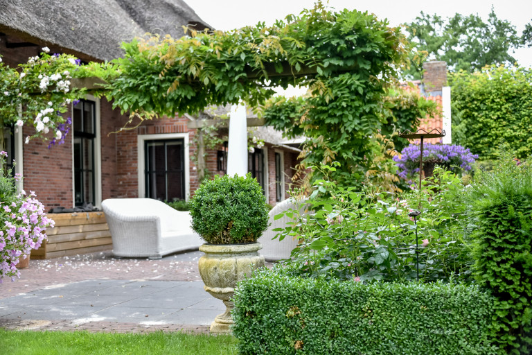 Landelijke tuin met vijver en ruimte voor de natuur - Booiman Tuinen