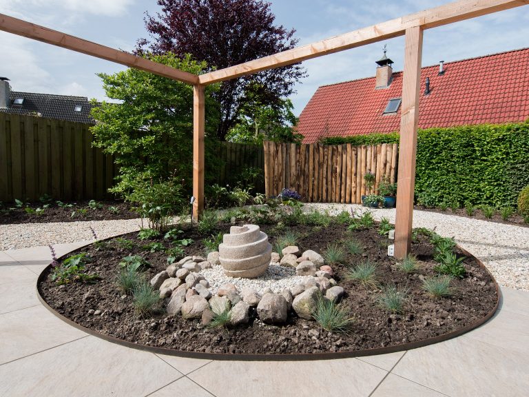 Strakke mediterrane tuin met pergola.