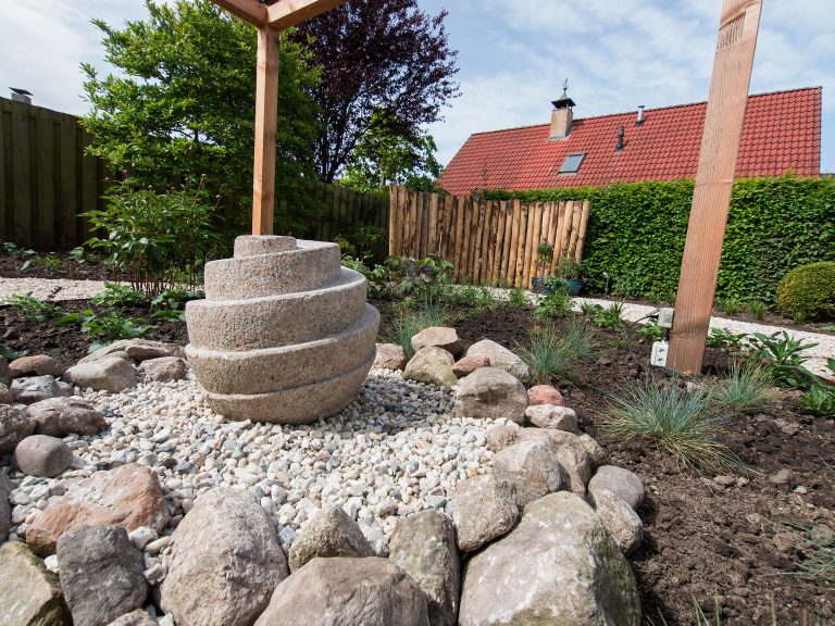 Moderne mediterrane tuin en stenen fonteintje.