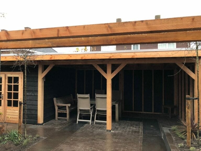 kleine achtertuin met pergola en overkapping