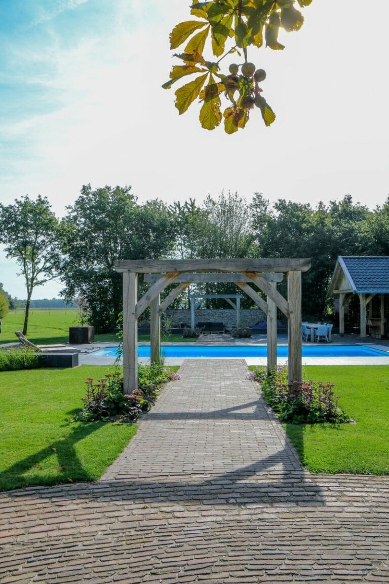 landelijke moderne tuin zwembad
