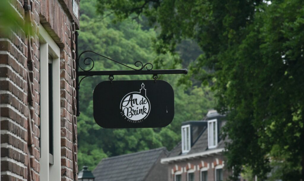 Landelijke strakke tuin voorbeelden; bekijk de tuin van An de Brink.