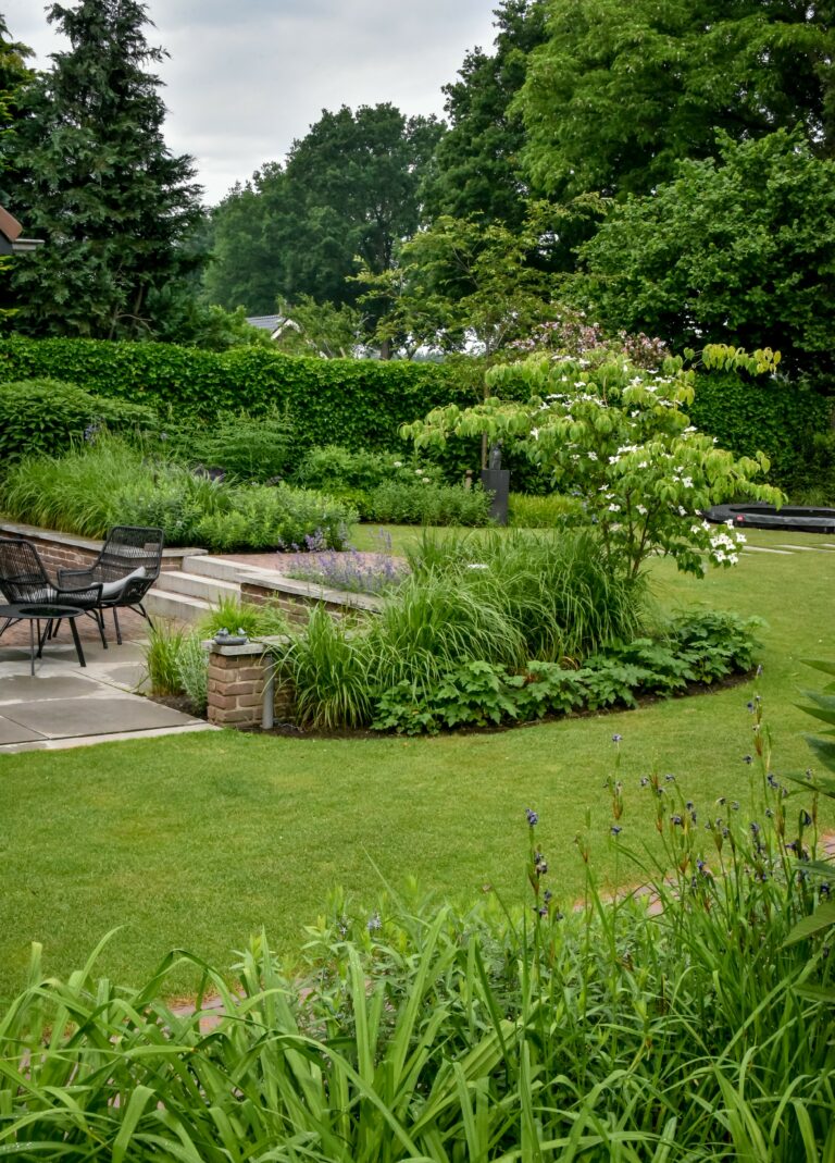 Strakke landelijke tuin border en zitje.