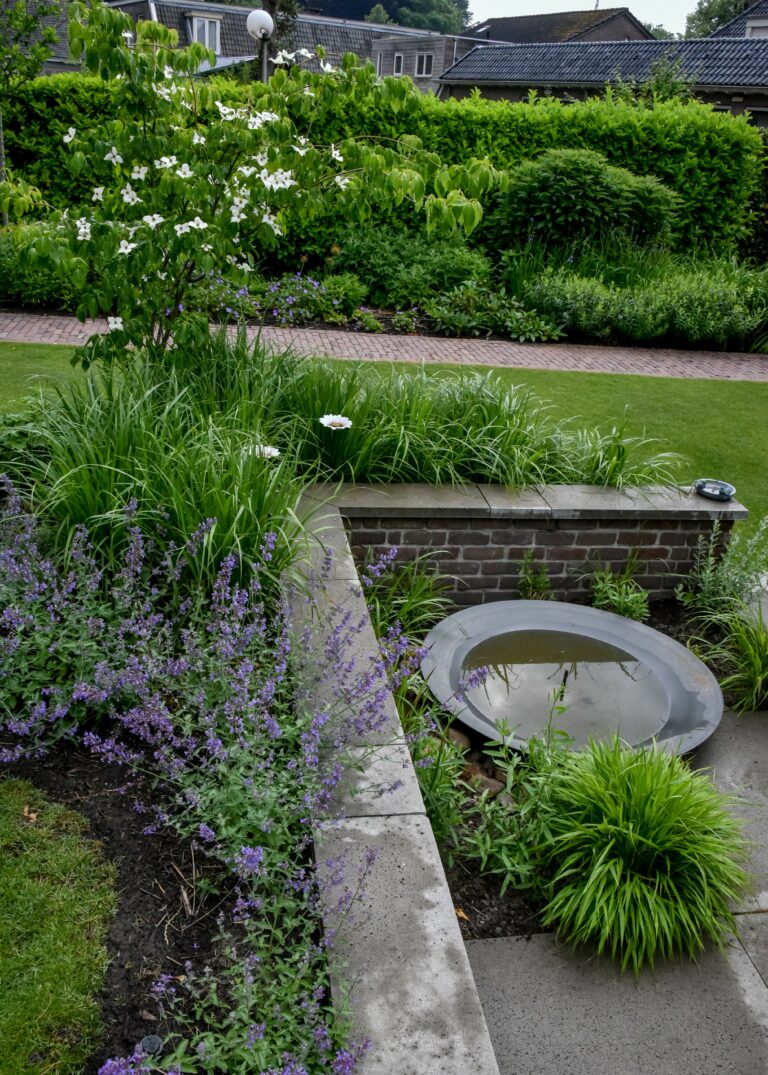 Voorbeeld van landelijke strakke tuin; paadje en kleine vijver.