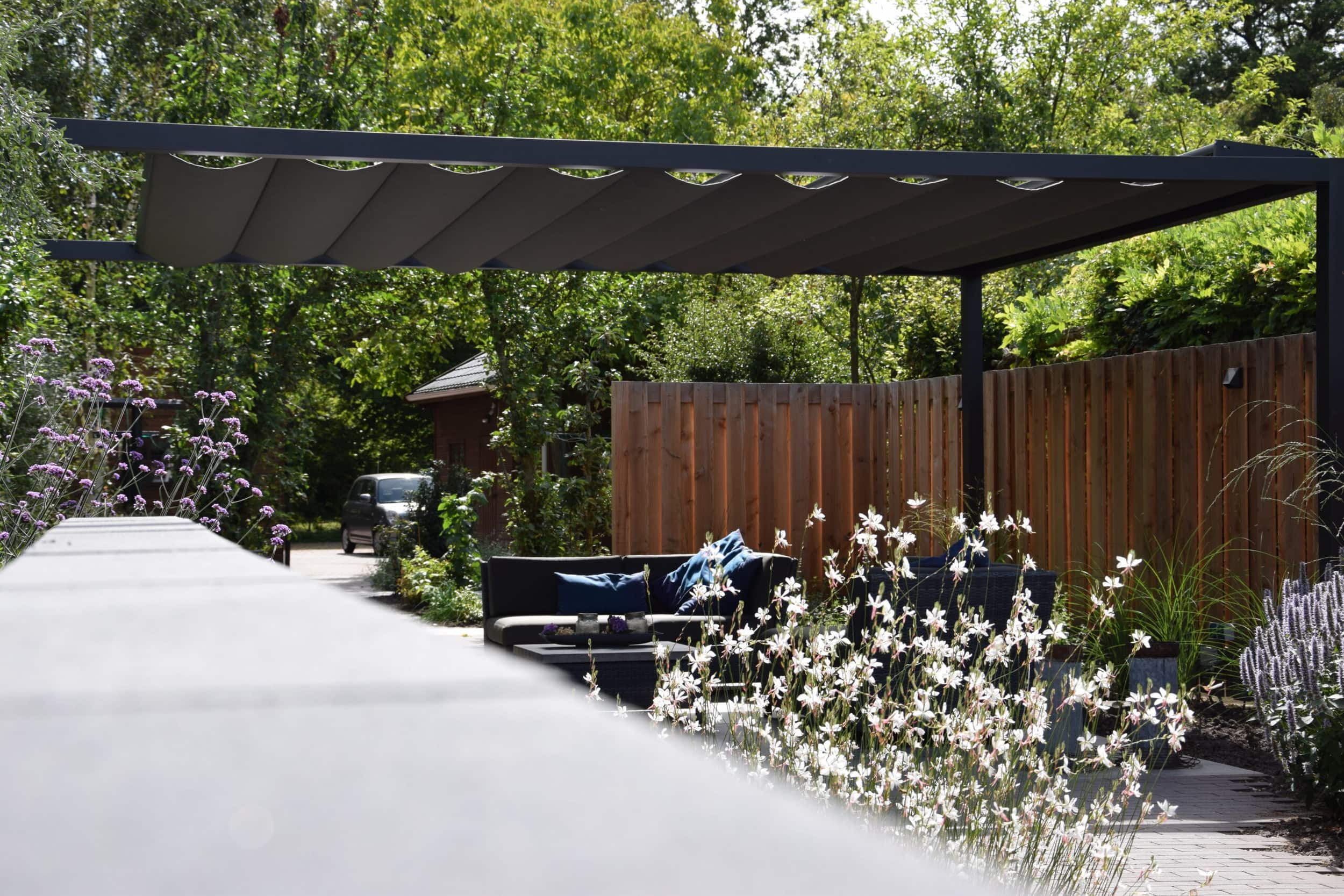 Pergola met schaduwdoek laten plaatsen.