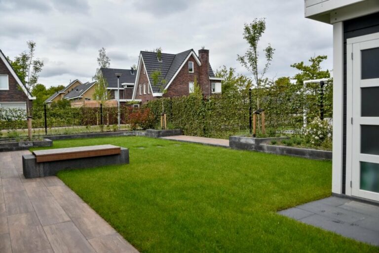 moderne tuin bankjes gazon hedera