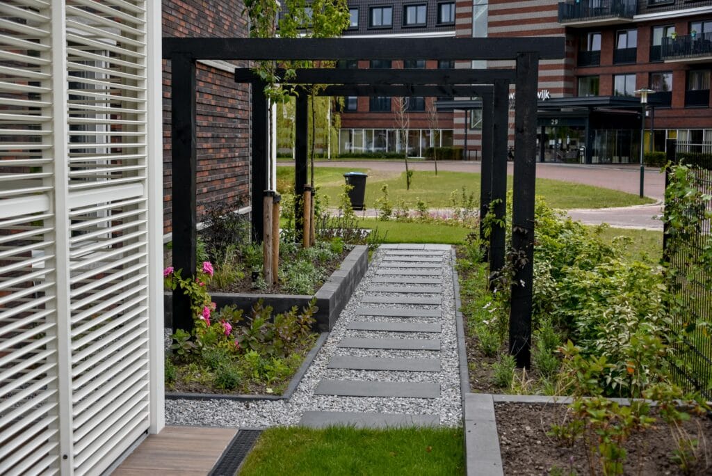 strakke tuin met pergola